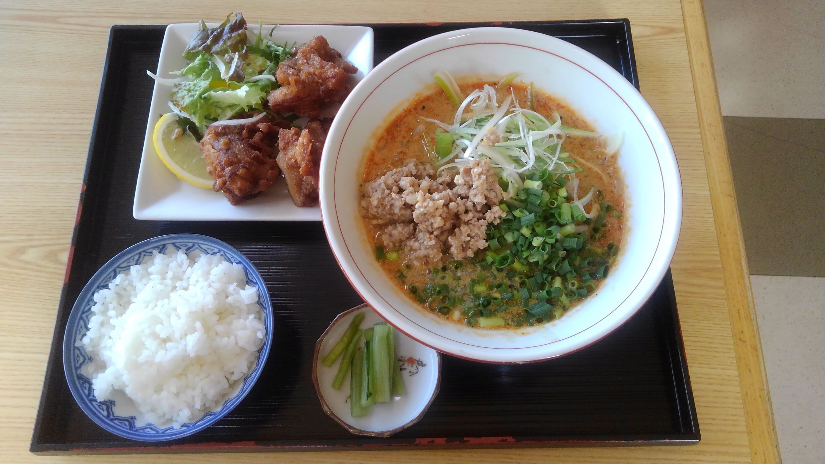一番人気のタンタン麺と唐あげのセット