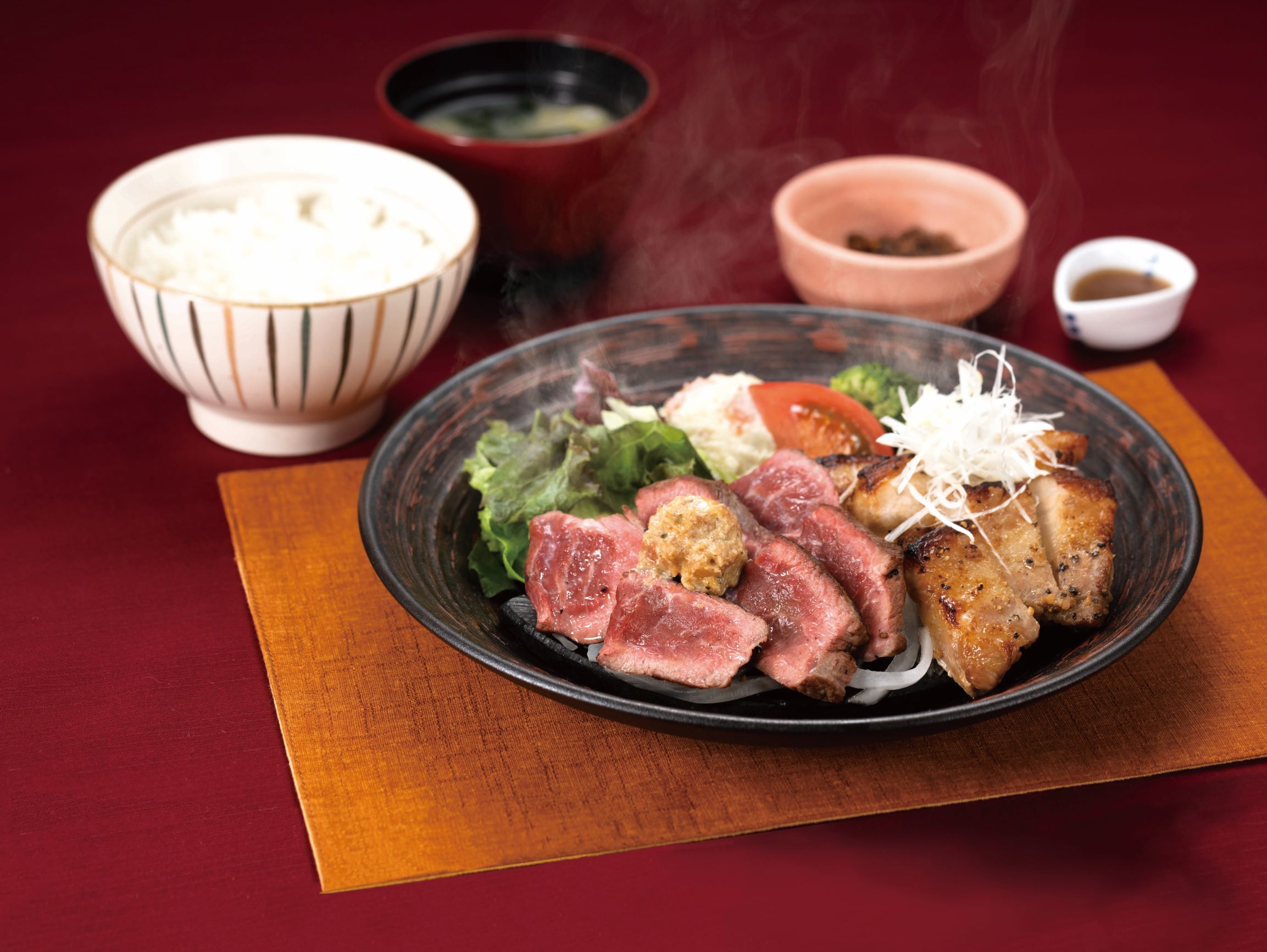 牛ミスジと四元豚の醤油麹漬け炭火焼定食