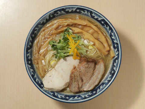 しおの花 純吟塩らーめん 880円